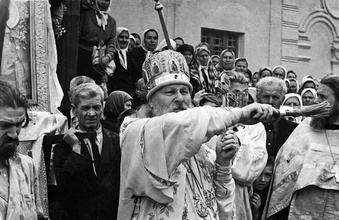 Митрополит Гурий на крестном ходе в одном из приходов Минской епархии. 1959–1960