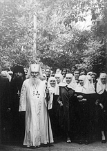 Митрополит Гурий при посещении Троицкого собора Днепропетровска. Слева — архимандрит Михей (Хархаров). 1964–1965
