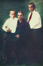 Мария Николаевна с сыновьями Евгением и Александром. 1929