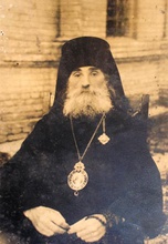 Архиепископ Черниговский Симон (Ивановский) возле храма в Чернигове<br>Ист.: Симон (Ивановский) (1888–1966)