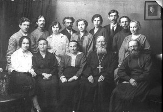 Матушка Александра в кругу семьи; крайний справа ее отец — диакон Сергий Потокин. 1924 <br>(alexandrtrofimov.ru)