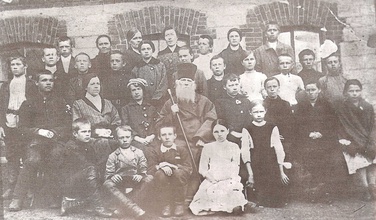 4-й класс Северского двухклассного министерского училища. В центре — отец Владимир Кожевников