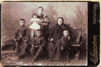 Александра Ильинична Волковская со старшими детьми. Ок. 1900 (из семейного архива <i>О. В. Волковской</i>)