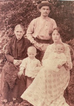 Супруга псаломщика Николая Андреевича (сидит слева) и сын Николай Николаевич с семьей. Фото из семейного архива Н. Воробьевой