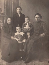 Отец Алексий Кузнецов с сестрой, супругой и племянницами