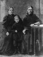 Протоиерей Михаил Борисов с супругой Ольгой Ивановной и сыном Василием. Ок. 1894<br>Ист.: fond.ru