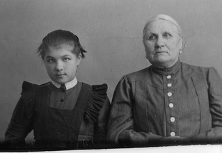 Дочь Валентина (слева), по всей вероятности, вместе с бабушкой — Верой Васильевной Воронцовой