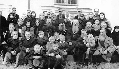 Епископ Новгородский и Старорусский Сергий (Голубцов) с духовенством у церкви Василия Великого. 1956.
В центре: священник Курицкой церкви В. С. Калиниченко, епископ Сергий, протоиерей А. И. Ильин, протоиерей П. Г. Лисов, М. М. Конышев, монахиня Иоанна. <br>Ист.: Храм святителя Василия Великого в Ильменском Поозерье ... С. 2
