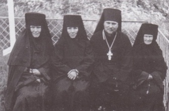 Иеромонах Прокл с монахинями прихода. Козья гора, 1973