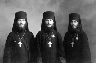 Основатели Александро-Невского братства. Слева направо: иеромонахи Лев и Гурий (Егоровы), иеромонах Иннокентий (Тихонов). 1916
