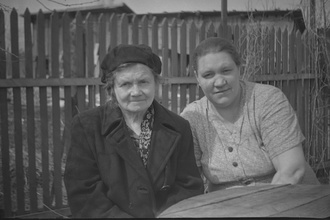 Екатерина Павловна Беляева (справа) с подругой. Новгород, 1950-e
