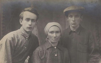 Анастасия Захаровна Карасева, супруга отца Тимофея (в центре). Фото из личного архива Е. Н. Карасевой