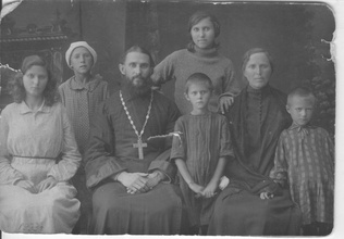 Отец Евгений Климентовский с супругой и дочерьми. 1930-е.<br><i>Все фотографии предоставлены Мариной Васильевной Осиповой</i>