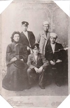 Отец Николай Попов (слева) и служащие