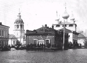 Вознесенский собор (справа), место служения диакона Василия Серебровского. Слева — Печорская церковь