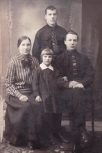 Елизавета Вишнева с детьми: Верой, Дмитрием и Леонидом (Из семейного архива Л. Д. Вишнева)