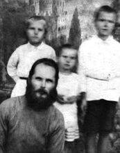 Священник Михаил Березин с детьми.<br>Ист.: fond.ru