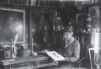 Софья Владимировна Олсуфьева в своем доме в Мешаловке под Москвой. 1932 или 1933. Частное собрание, Москва