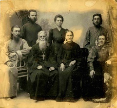 Семья священника Иоанна Антонова. Стоят слева направо: диакон Сергей Чуев, Серафима Ивановна, священник Алексий Антонов. Сидят: священник Григорий Антонов, протоиерей Иоанн Антонов, Александра Федоровна, Надежда Смольянникова (супруга отца Василия Смольянникова)