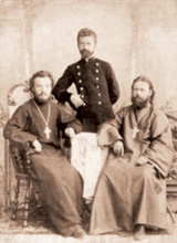 Священник Петр Покровский (справа) с двумя братьями. 1900-е <br>Ист.: Тихое служение регента Покровского