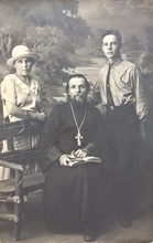 Священник Никифор Пахомов с супругой Марией Дмитриевной и сыном Анатолием. 15.10.1926