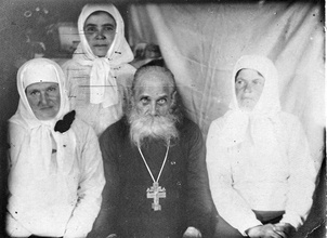 Протоиерей Иаков Кашин и бывшие насельницы Сербишинской обители