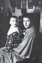 Софья Владимировна Олсуфьева с сыном Михаилом. 1904 г.<br>Ист.: За Христа пострадавшие : Гонения на Русскую Православную Церковь ... Кн. 12. С. 130