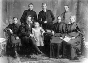 Николай Васильевич Крылов (2-й слева в 1-м ряду) с дочерью, справа от него его мать и жена<br>Ист.: Новомученики ...
