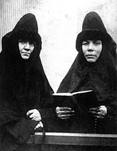 Дочь отца Димитрия монахиня Серафима (слева). 1920-е. Ист.: Русь уходящая