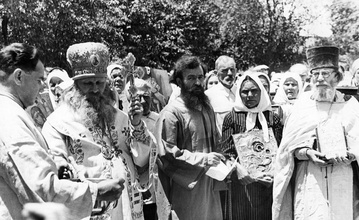 Епископ Гурий на крестном ходе в Никольском храме. Справа от него — диакон Иоанн Червяков и священник Василий Бурцев. Ашхабад, июнь 1947