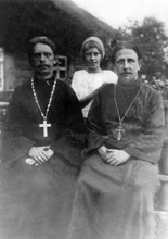 Священник Николай Брянцев (слева) с братом, священномучеником Павлом и его дочерью Елизаветой. 1931.<br>Ист.: Павел Алексеевич Брянцев (1889–1938) ...