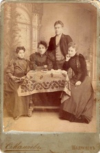 Екатерина Милицина (крайняя слева), супруга отца Василия. Шадринск, ок. 1895