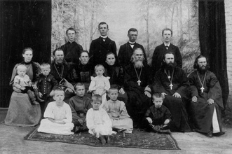 Семья Трапицыных. Отец Александр (Трапицын) сидит второй справа<br>Ист.: fond.ru
