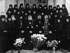 Архиепископ Гурий с насельницами Свято-Троицкого монастыря. Чернигов, 1955