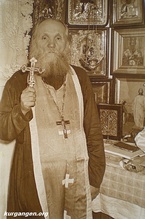 Протоиерей Павел Ездаков в Боровлянской Крестовоздвиженской церкви. 1966<br>Ист.: kurgangen.ru