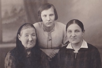 Надежда Афанасьевна Зыкова с дочерью Елизаветой и внучкой Верой (из семейного архива Л. Д. Вишнева)