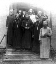 Протоиерей Сергий Кедров (слева от архиерея). 1930-е.<br>Ист.: fond.ru