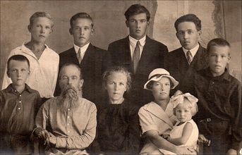 Семья протоиерея Николая. 1936 (Все фотографии — из личного архива внучки Н. А. Домрачевой) 
