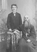 Священник  Андрей Тоболкин с сыном Алексеем — студентом Тобольской духовной семинарии. Тобольск, 3 октября 1898 (ihtus.ru)