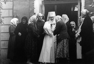 Митрополит Гурий благословляет прихожан при выходе из Троицкого собора Днепропетровска. 1964–1965