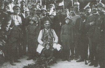 Король Черногории Николай I (в центре), за ним стоит отец Андрей Богословский. Франция, 1916. <br> Ист.: Священники — кавалеры ... С. 699
