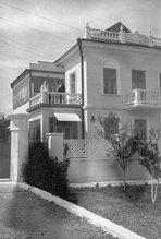 Митрополит Гурий на балконе архиерейского дома. Симферополь, 1964–1965