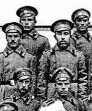 Прапорщик Евгений Пищулин (средний ряд, второй слева) среди личного состава роты. 1916. Ист.: history-ryazan.ru