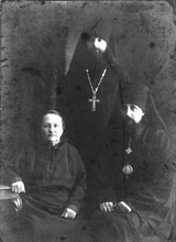 Епископ Игнатий с матерью и братом, иеромонахом Георгием<br>Ист.: fond.ru