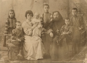 Протоиерей Павел Лахостский с семьей. 1905 г. <br> Ист.: Атрибуция портрета священнослужителя ...