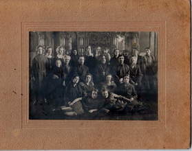Священник А. Ф. Гирский в кругу прихожан. 1922, 15 января (фото из семейного архива)
