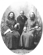 Отец Григорий Бронников (справа), отец Стефан Попов (слева). <br> Ист.: Православные приходы  и монастыри Севера
