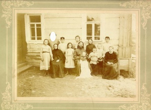 Священник Василий Лебедев с семьей около собственного дома на Пасху. 1903.<br>Ист.: История моей семьи в истории моей страны