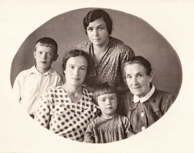 Супруга отца Петра Антонина Александровна в кругу семьи. Новосибирск, 2.08.1949.<br>Фото из архива Д. Е. Щербины