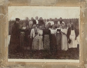 По всей вероятности, на фотографии — отец Василий Войк (слева) с ученицами церковной школы